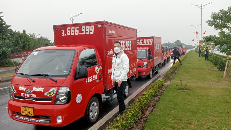 Dù trời nắng chói chang hay mưa rào bất chợt, đội ngũ xe tải và nhân viên của Hoàng Phương luôn sẵn sàng lên đường