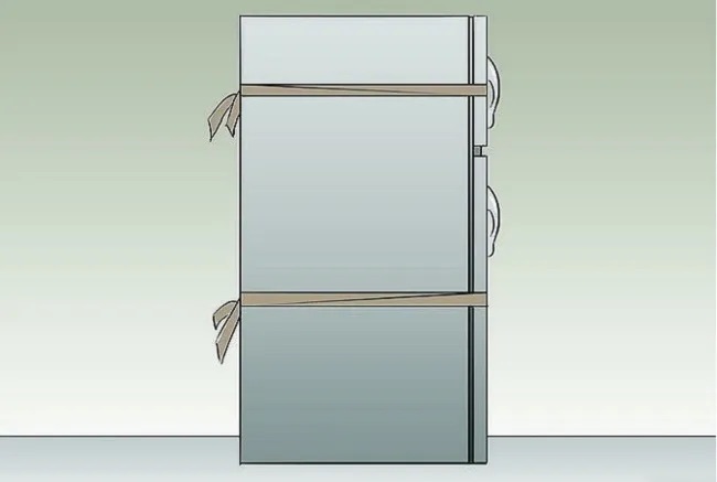 Dùng băng dính hoặc dây thừng để cố định cửa tủ lạnh